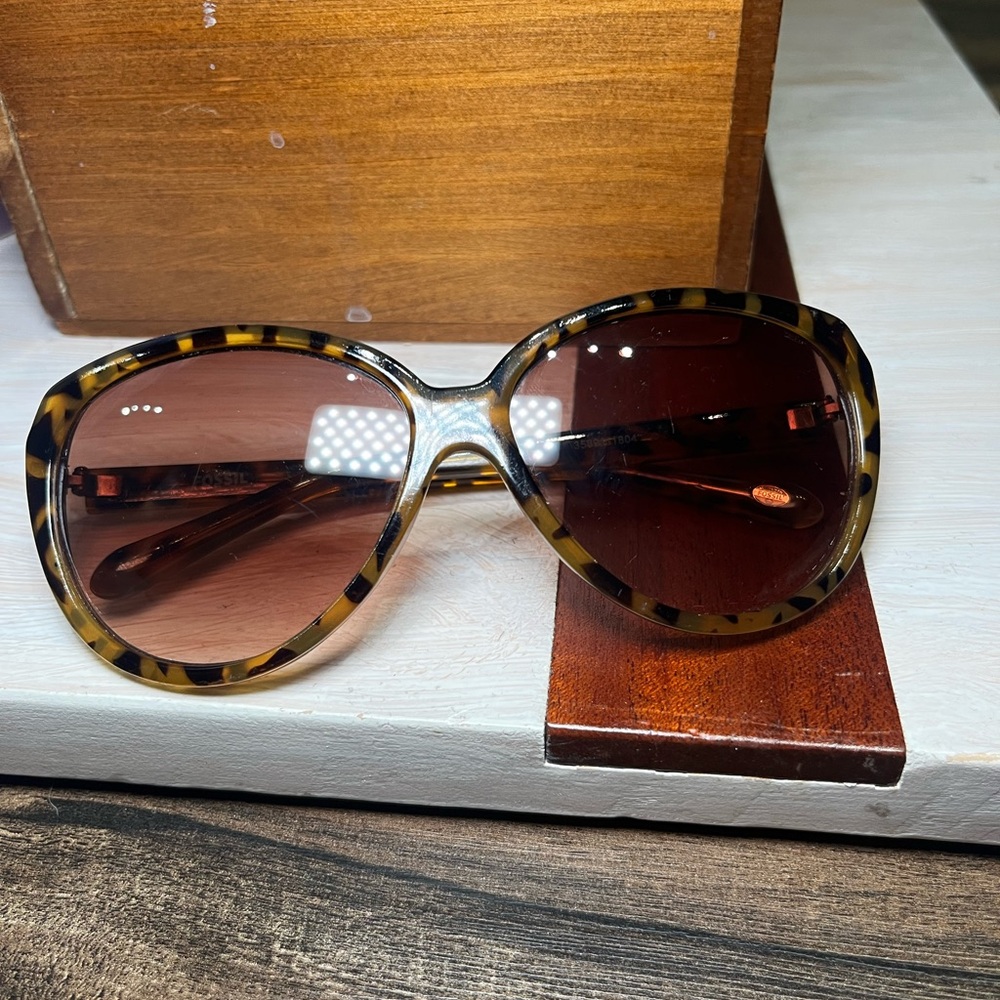 Fossil Women’s Cateye Brown Tortoise Sunglasses
